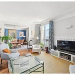 Veeve - Palatial By The Park