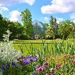 Veeve - Palatial By The Park